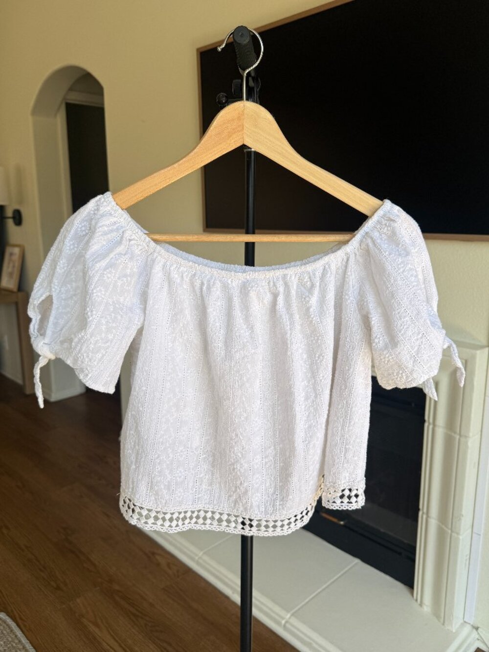 Romantic White Eyelet Peasant Prairie Cropped Puff Tie Sleeve size Small